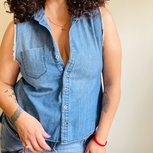 Sleeveless Buttondown Shirt